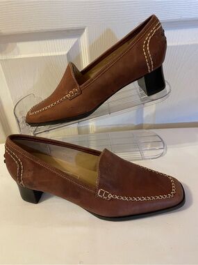 Women’s Brown Loafer-Style Block Heel Pumps with Contrast Stitching